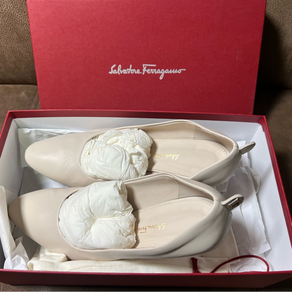 Salvatore Ferragamo Judy leather pumps in 7.5 /8cm